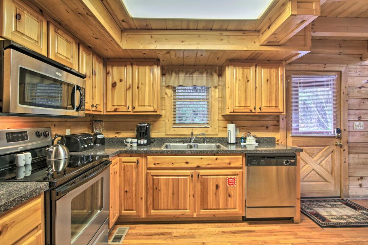 Romantic Cabin With Hot Tub In Pigeon Forge! 外观 照片