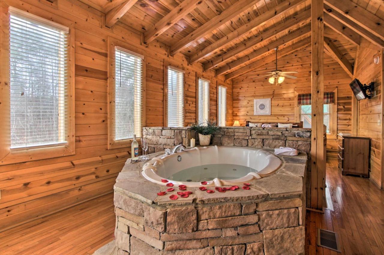 Romantic Cabin With Hot Tub In Pigeon Forge! 外观 照片