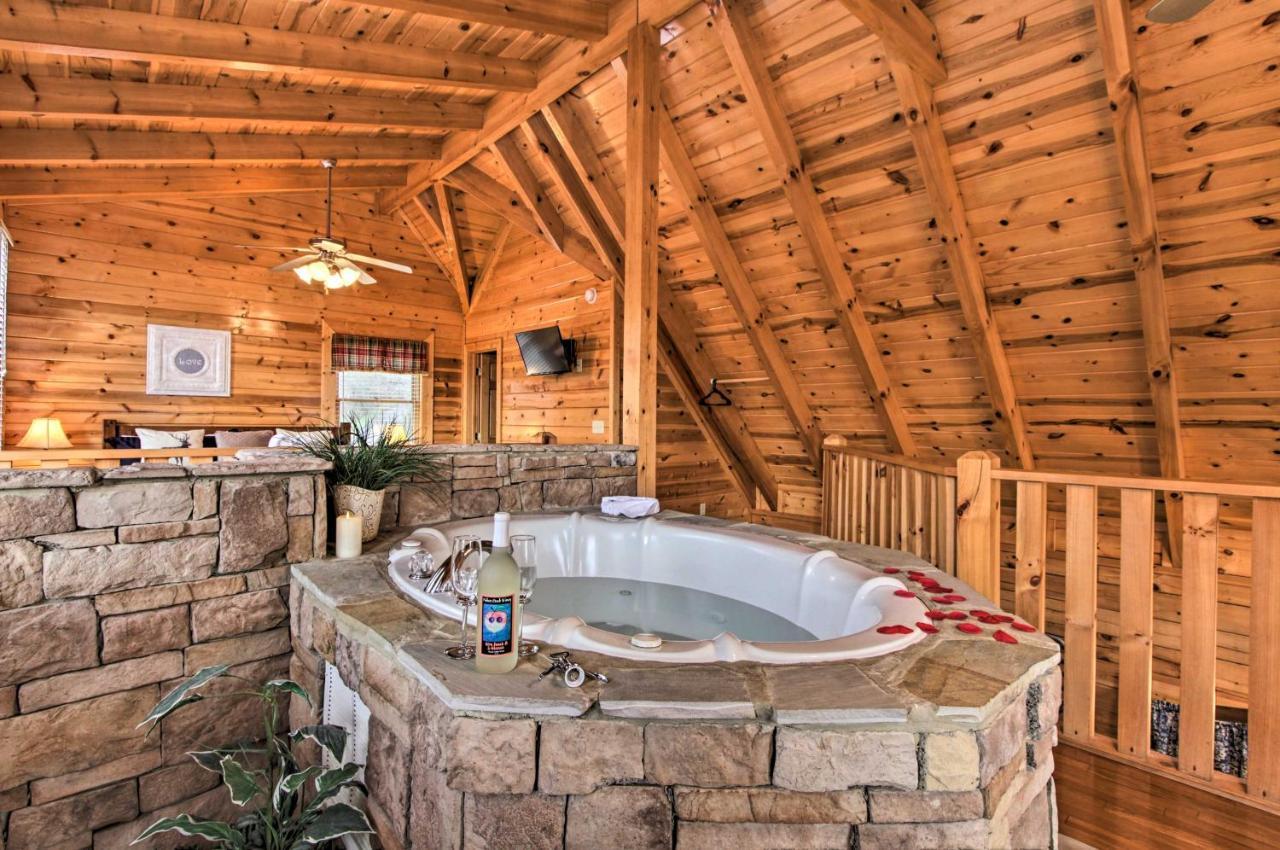 Romantic Cabin With Hot Tub In Pigeon Forge! 外观 照片
